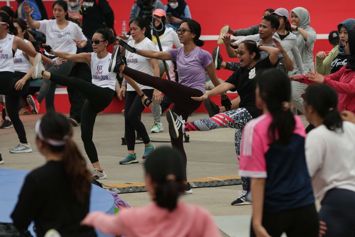 Pengunjung mengikuti zumba di arena festival olahraga UNIQLO FITFEST 2022, di Plaza Barat, Gelora Bung Karno Senayan, Jakarta, Minggu (26/6/2022). Festival selama dua hari ini berbagai dimeriahkan berbagai kegiatan seperti kelas olahraga dan mini fun sports.