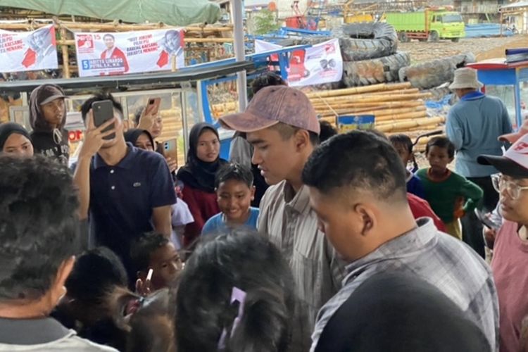 Ketua Umum Partai Solidaritas Indonesia (PSI) Kaesang Pangarep menggelar pasar murah bagi warga di Kali Baru, Cilincing, Jakarta Utara pada Kamis (11/1/2024). 