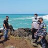 Hendak Swafoto di Tepi Karang Pantai Menganti, 2 Wisatawan Terseret Ombak