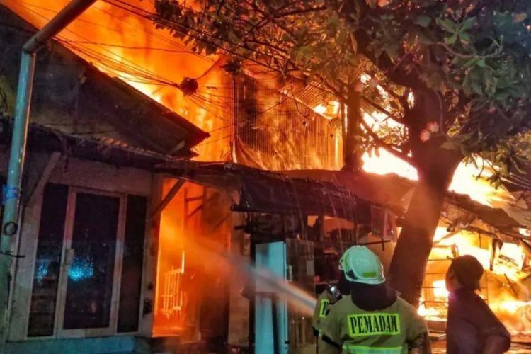 Kebakaran sejumlah rumah dan kios terjadi di Pasar Gembrong, Jakarta Timur, Minggu (24/4/2022) malam.