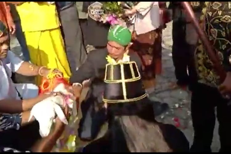 Tangkapan layar video ritual pernikahan seorang pria dengan seekor domba betina di Kecamatan Benjeng, Gresik, Jawa Timur. *** Local Caption *** Tangkapan layar video ritual pernikahan seorang pria dengan seekor domba betina di Kecamatan Benjeng, Gresik, Jawa Timur.