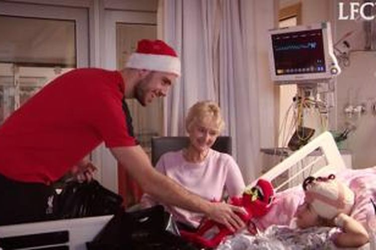 Sejumlah pemain Liverpool berbagi keceriaan Natal di Rumah Sakit Alder Hey. 