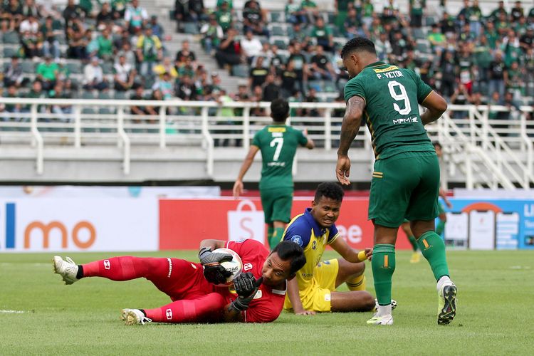 Penjaga gawang Barito Putera Ega Rizky berhasil menangkap bola tendangan pemain Persebaya Surabaya saat pertandingan pekan ke-2 Liga 1 2023-2024 yang berakhir dengan skor 1-1 di Stadion Gelora Bung Tomo Surabaya, Sabtu (8/7/2023) sore.