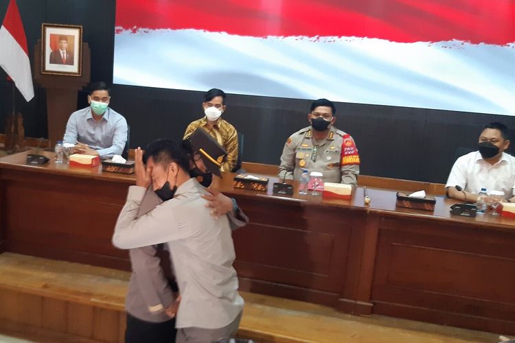 Munir Kartono, pendana bom bunuh diri Mapolresta Solo dan Ipda Bambang Adi Cahyanto korban bom berpelukan seusai memberikan permintaan maaf di Balai Kota Solo, Jawa Tengah, Kamis (4/11/2021).