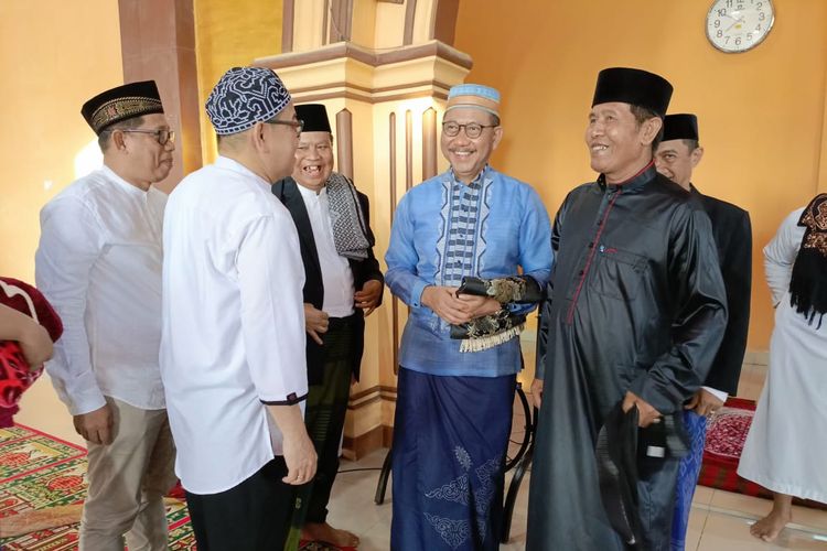 Kepala Otorita Ibu Kota Nusantara (OIKN) Bambang Susantono melakdanakan shalat Ied di Masjid Darussalam, Desa Tengin Baru, Kecamatan Sepaku, IKN, Rabu (10/4/2024)