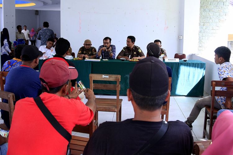 enam warga yang terjaring OTT saat membuang sampah di tempat umum menjalani sidang tindak pidana ringan yang digelar di Taman Bustanussalatin. Kamis (22/08/2019).