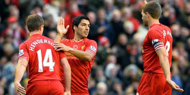 Kapten Liverpool Steven Gerrard (kanan) ikut merayakan keberhasilan Luis Suarez mencetak gol pertama (dari dua) ke gawang Fulham, pada laga Premier League, di Anfield, Sabtu (9/11/2013).