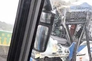 Dua Bus Transjakarta Tabrakan di Koridor 13, Penumpang Terluka