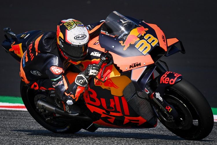 KTM South African rider Brad Binder steers his motorbike during the first free practice session ahead of the Austrian Motorcycle Grand Prix at the Red Bull Ring race track in Spielberg, Austria on August 13, 2021. (Photo by JOE KLAMAR / AFP)