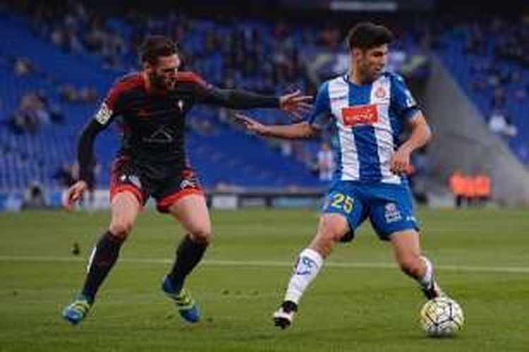 Sergi Gonez mencoba merebut bola dari penguasaan Marco Asensio saat Espanyol berhadapan dengan Celta Vigo, 19 April 2016.