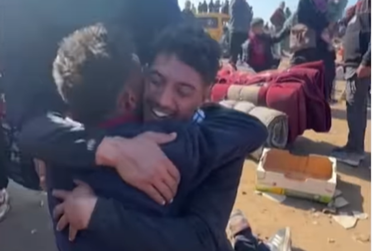 Momen Haru Saudara Kembar di Gaza Kembali Berpelukan Usai Berpisah Setahun...
