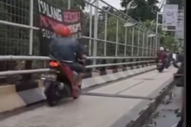 Jembatan di Jalan Ranugrati, Kota Malang viral dengan postingan video yang memperlihatkan banyaknya pengguna sepeda motor melewati jalur pedestrian.