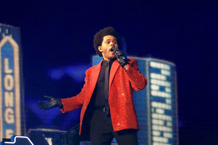 The Weeknd dalam penampilannya di Super Bowl Halftime Show.