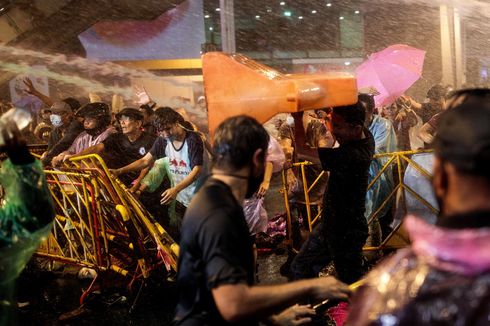 Diduga Berbahan Kimia, Water Cannon Polisi Thailand Bikin Mata Perih