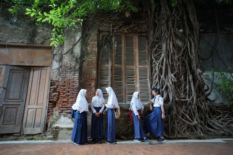 Rumah Kuno Diselimuti Akar Raksasa