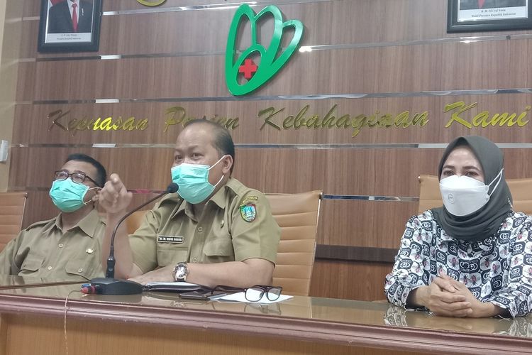 Kepala Bidang Pelayanan Medis dan Keperawatan RSUD Jombang, dokter Vidya Buana (tengah), memaparkan kronologi persalinan yang berujung kematian bayi saat persalinan, Senin (1/8/2022).