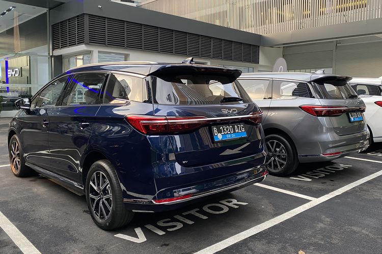 BYD M6