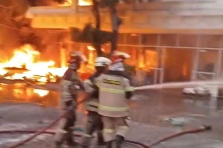 Kebakaran Gudang Pipa di Tangerang, Asap Hitam Membumbung Tinggi