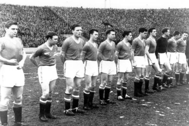 Para pemain Manchester United yang dijuluki The Busty Babes sebelum pertandingan melawan Red Star Belgrade pada Februari 1958. Dari kiri ke kanan Edwards, Colman, Jones, Morgans, Charlton, Viollet, Taylor, Foulkes, Gregg, Scanlon, dan Byrne.