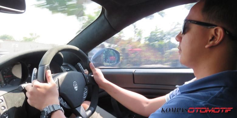 Perwakilan dari KompasOtomotif yang sedang berada di balik kemudi Maserati GranTurismo MC Stradale.