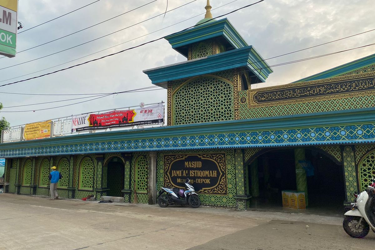Masjid Jami'al Istiqomah di Jalan Raya Sawangan, Pancoran Mas, Kota Depok. 