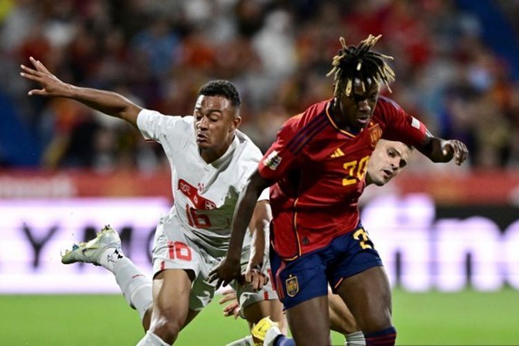 Nico Williams (kanan) mengontrol bola pada laga UEFA Nations League Liga A2 yang mempertemuka Spanyol vs Swiss di Estadio La Romareda, Aragon, Minggu (25/9/2022) dini hari WIB. 