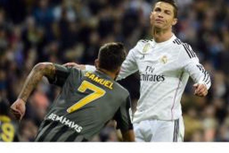 Reaksi Cristiano Ronaldo setelah gagal mengeksekusi penalti saat Real Madrid melawan Malaga di ajang Primera Division, Sabtu (18/4/2015) di Santiago Bernabeu.