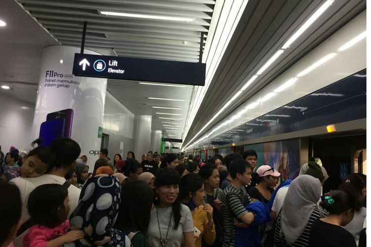 Masyarakat antusias menjajal MRT dari stasiun Bunderan HI, Sabtu (30/3/2019).
