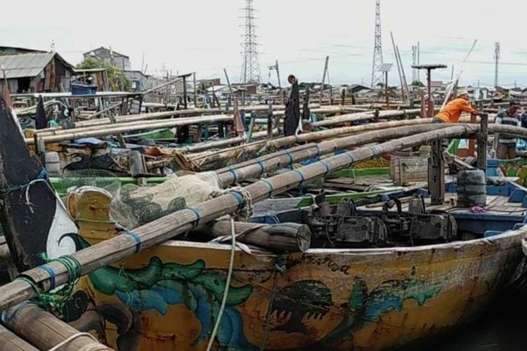 Ratusan perahu nelayan Tambaklorok Kota Semarang dipindahkan ke Sungai Benger karena Gelombang Tinggi