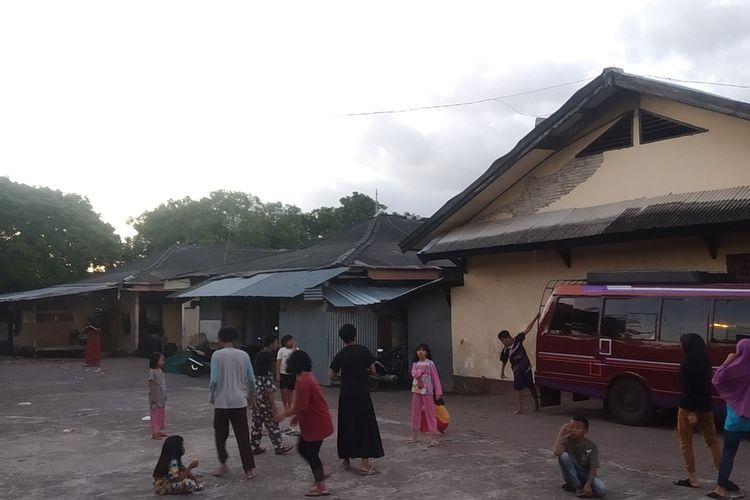 Sejumlah Anak terlihat sedang bermain di tempat Relokasi Jemaah Ahmadiyah Lombok yang berada di Kota Mataram