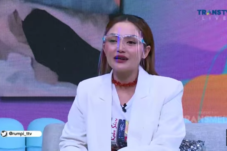 Penyanyi dangdut Siti Badriah menjadi bintang tanu di acara Rumpi.