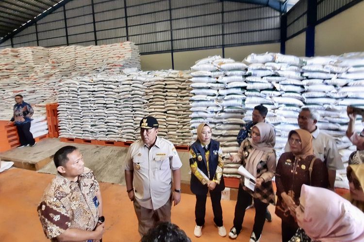 Gubernur Lampung Arinal Djunaidi saat inspeksi di gudang beras di Campang Raya, Jumat (16/2/2023).