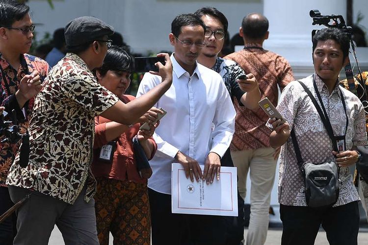 Salah satu pendiri yang juga CEO gojek Nadiem Makarim (tengah) meninggalkan Kompleks Istana Kepresidenan, Jakarta, Senin (21/10/2019). Menurut rencana, Presiden Joko Widodo akan memperkenalkan jajaran kabinet barunya hari ini usai dilantik Minggu (20/10/2019) kemarin untuk masa jabatan keduanya periode tahun 2019-2024 bersama Wapres Maruf Amin.