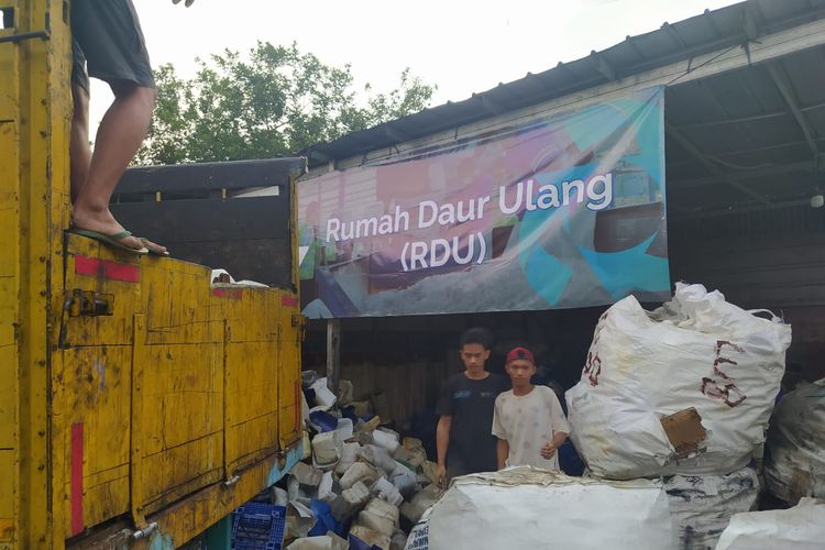 Rumah Daur Ulang Kita Olah Indonesia di lokasi pengelolaan sampah Kita Olah Indonesia di Bojong Menteng, Rawa Lumbu, Kota Bekasi, Rabu (14/6/2023).