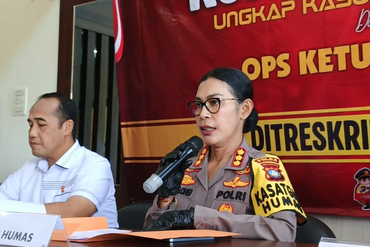 Kabid Humas Polda Kepri, Kombes Pol Nona Pricilia Ohei memberikan keterangan terkait calo Pelni fi Polda Kepri, Selasa (17/3/2026)