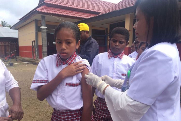 Pemberian vaksin MR kepada siswa di SD Pitechi, Manokwari, Papua Barat pada Senin (27/8/2018). 