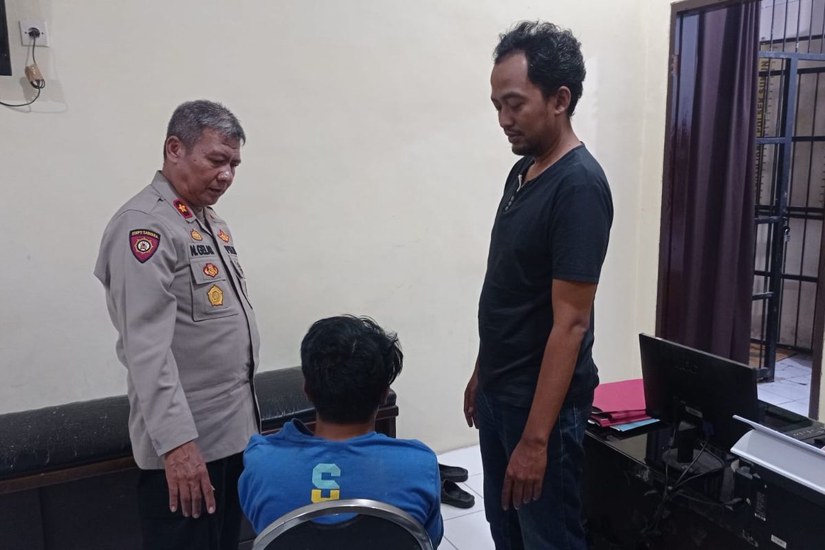 Pelaku perampasan HP, DS (20) dimintai keterangan oleh pihak kepolisian di Mapolsek Sukun pada Selasa (13/9/2022). 