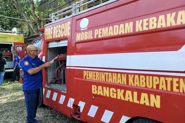 Petugas damkar Bangkalan saat memeriksa armada 