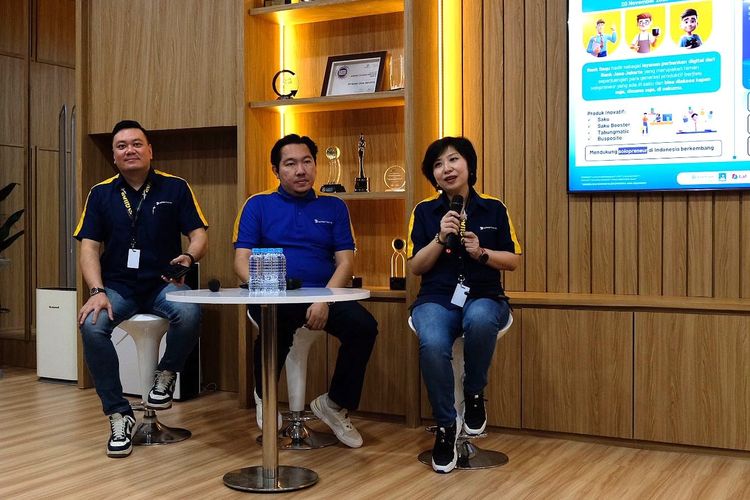 Chief Digital Business Officer PT Bank Jasa Jakarta Angela Lew Dermawan (kanan) dalam kegiatan Astra Finansial Talk Show Sesi 1 di GIIAS 2024, ICE BSD Tangerang.