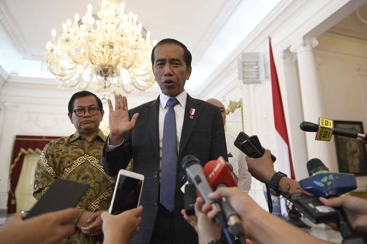 Presiden Joko Widodo (kanan) didampingi Seskab Pramono Anung (kiri) menjawab pertanyaan jurnalis usai menerima CEO Bukalapak Achmad Zaky di Istana Merdeka, Jakarta, Sabtu (16/2/2019). Presiden meminta gerakan #uninstallbukalapak karena cuitan CEO Bukalapak Achmad Zaky dihentikan dan menegaskan terus mendukung penuh generasi muda seperti Zaky untuk berinovasi.