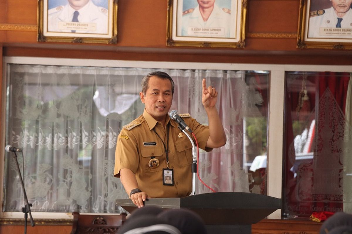 Bupati Wonogiri Joko Sutopo menyampaikan instruksi bagi ratusan orang yang sudah menerima surat keputusan (SK) pengangkatan calon pegawai negeri sipil (CPNS) dan surat keputusan pengangkatan pegawai pemerintah dengan perjanjian kontrak (PPPK) non-guru di lingkungan Pemerintah Kabupaten Wonogiri, Senin (30/5/2022).