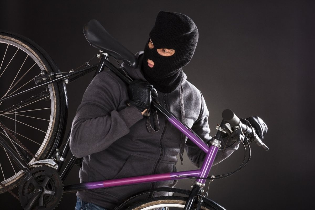 Pencuri sepeda.