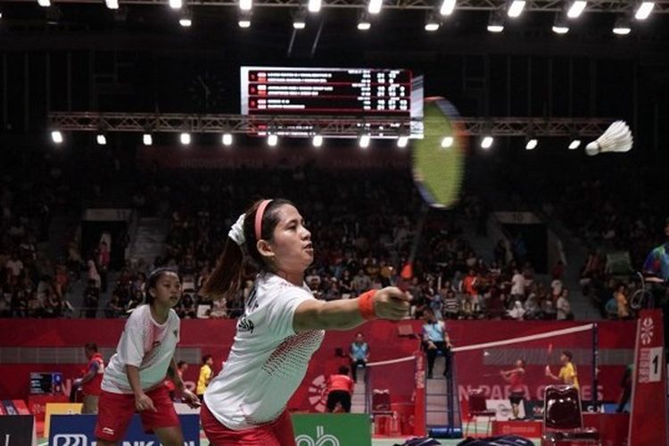 JAKARTA, INDONESIA - OCTOBER 12: Oktila Leani Ratri/Sukohandoko Khalimatus Sadiyah of Indonesia in action against Cheng Hefang/Ma Huihui of China (not pictured) on the women's double SL3-SU5 final match at Istora Gelora Bung Karno in Jakarta, Indonesia on October 12, 2018. Indonesia wins gold medal over China 21-15, 21-12. 