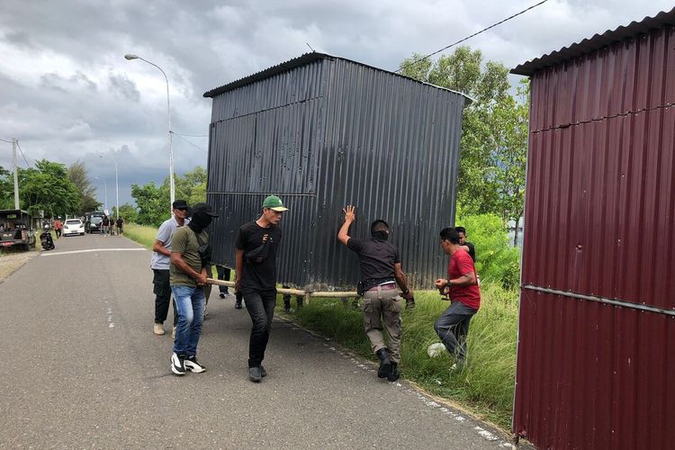 Sebanyak 20 gerobak pedagang kaki lima diangkut dari Waduk Kota Lhokseumawe, Provinsi Aceh, Selasa (22/8/2023)