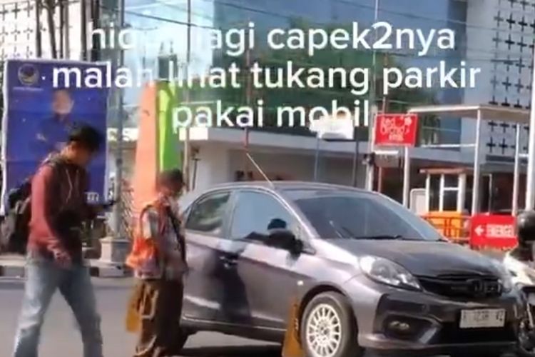 Seorang penjaga parkir di Semarang, Jawa Tengah viral karena dinarasikan berangkat kerja menggunakan mobil Brio 