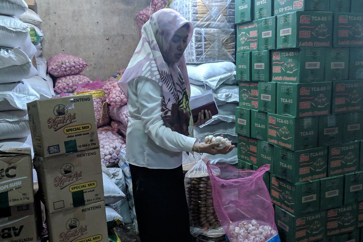 Direktur PD Pasar Jaya Kota Tangerang, Titin Mulyati saat sidak harga bawang putih di Pasar Anyar Kota Tangerang, Rabu (12/2/2020)