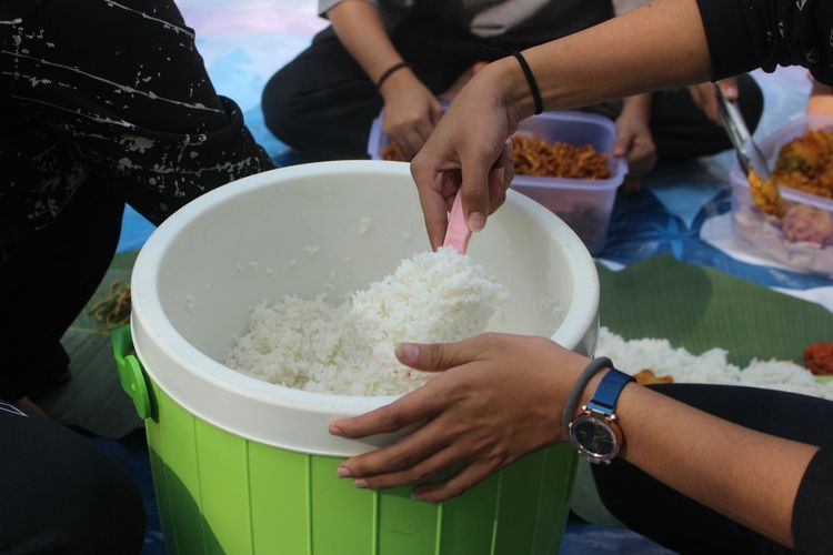 Makan Nasi Malam Hari Bikin Gemuk, Benarkah?