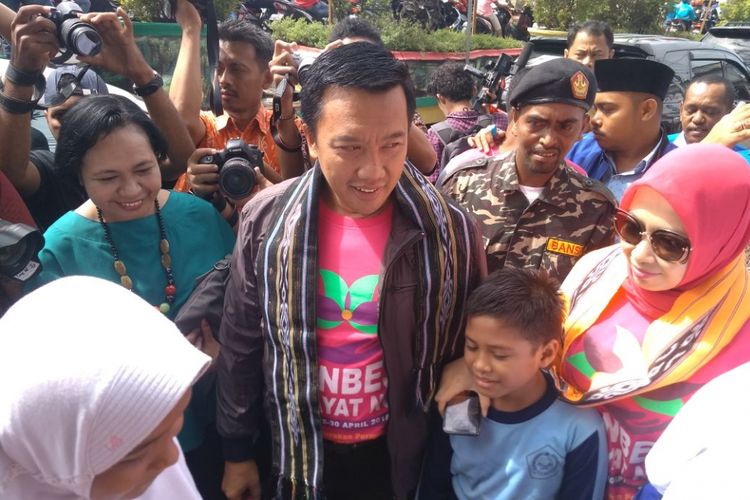 Menteri Pemuda dan Olahraga Imam Nahrawi berpose bersama sejumlah siswa dan warga saat mengunjungi Desa Batu Merah, Kecamatan Sirimau Ambon, Jumat (27/4/2018).