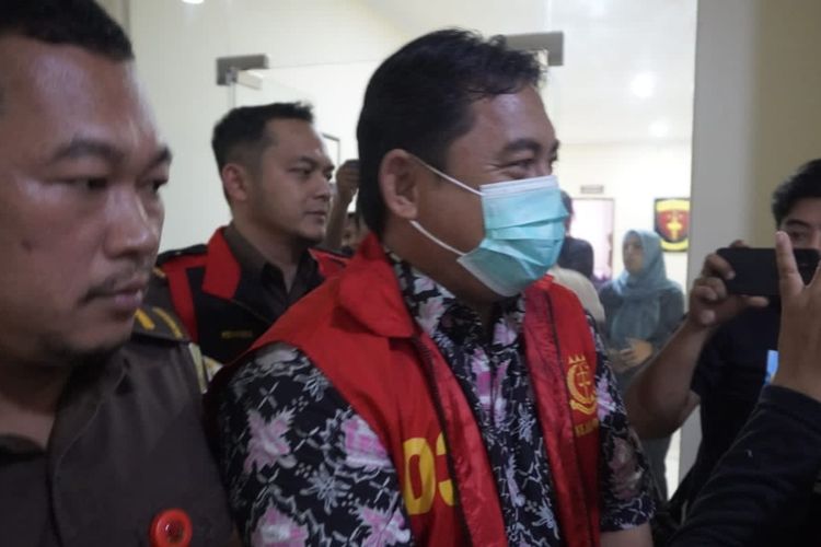 AW, seorang kepala desa di Kecamatan Sumberjo, yang ditetapkan sebagai tersangka korupsi pengadaan 386 mobil siaga desa di Kabupaten Bojonegoro, Jawa Timur. Rabu (21/8/2024).