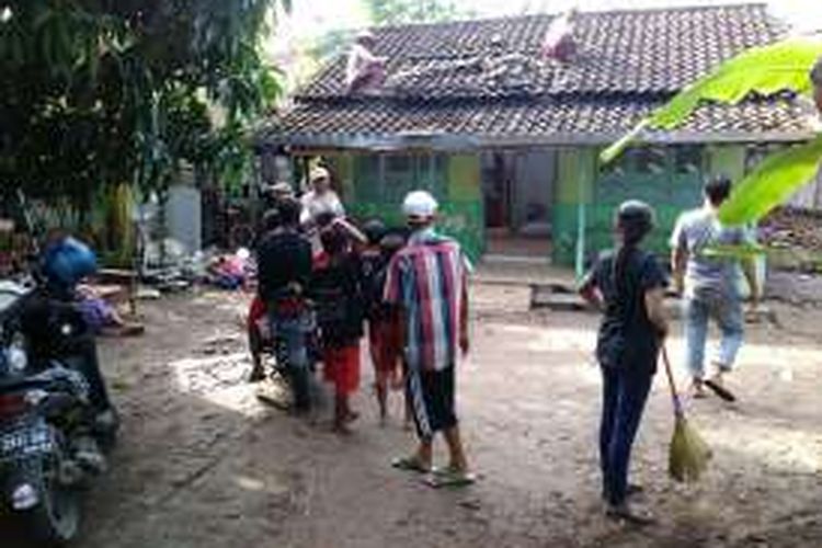 Warga bergotong royong membetulkan atap rumah Darni (66) warga Desa Pulosari Brebes, Jawa Tengah, yang rusak karena tersambar petir.